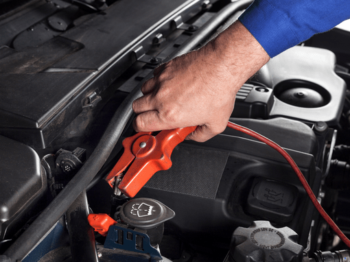 El peligro que existe si tratas de arrancar un coche eléctrico o híbrido  conectándolo con pinzas a un diésel