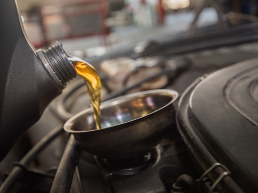 Comprobar el nivel de aceite del coche 