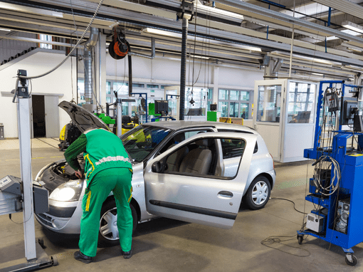 comprobar-estado-coche Revisiones periodicas: Todo lo que debes saber