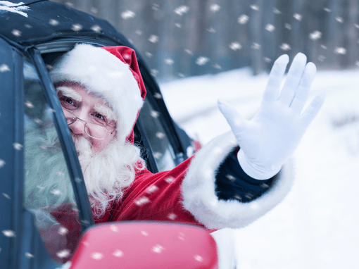 Papá Noel repartiendo regalos en coche 