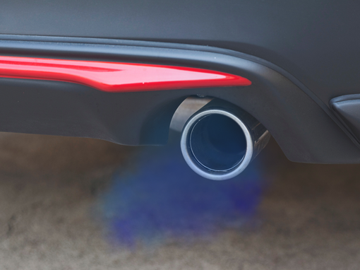 Mi coche expulsa humo azul al acelerar ¿Por qué? 