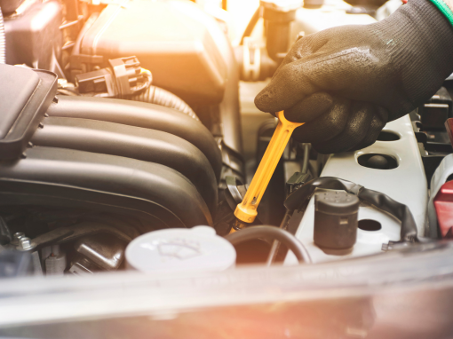 ¿Cómo puedo comprobar el nivel de aceite en el coche? ¿Cómo puedo comprobar el nivel de aceite en el coche?