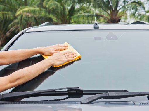 Cómo limpiar el parabrisas del auto? 