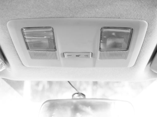 ¿Puedo personalizar la luz de cortesía de mi coche? ¿Cómo?