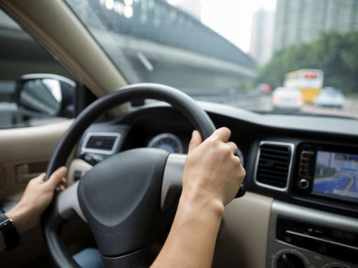 Tipos de ruidos en la dirección del coche: Chirrido al girar el volante