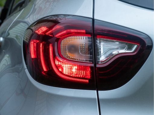 ¿Para qué sirve la luz de marcha atrás en el coche? Sus funciones y características