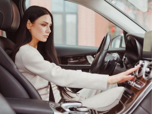 Tipos de ruidos en la dirección del coche: Zumbido constante mientras conduces