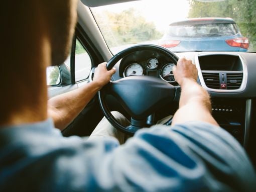 Tipos de ruidos en la dirección del coche: Silbidos al girar en frío