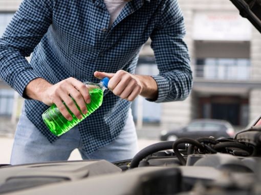 ¿Cómo puedo saber cuál es el líquido refrigerante que lleva mi coche?